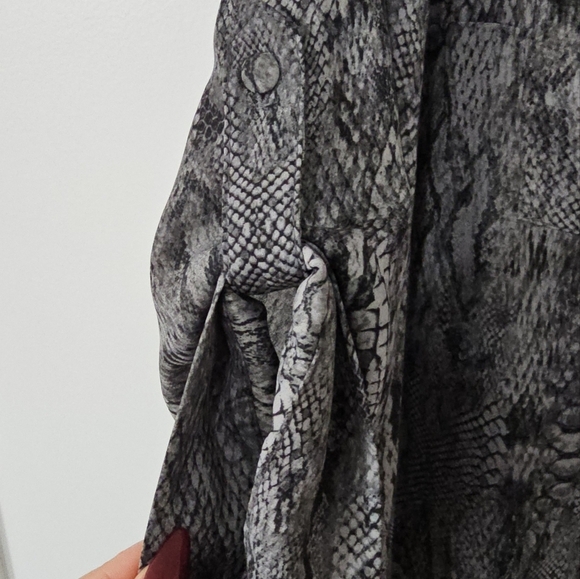 Torrid snakeskin print georgette button front top 1X plus size - Picture 7 of 8